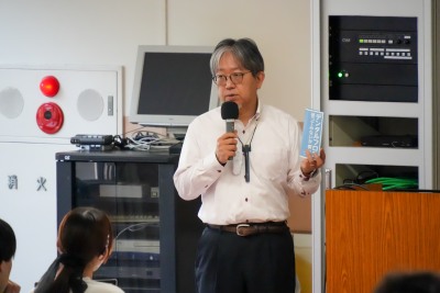 公衆衛生学の授業でデンタルフロス配布