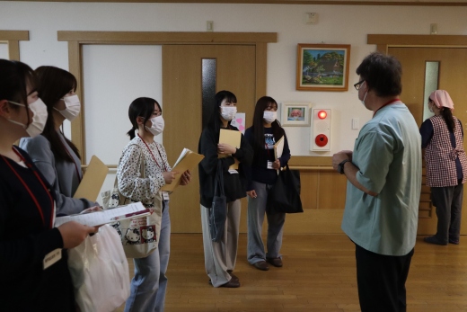 個人のお部屋、共有スペースなどを見学しながらグループホームでの支援を学びます