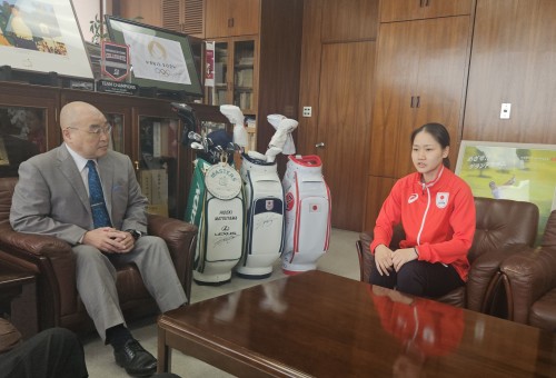千葉学長に報告する岡崎さん（右）