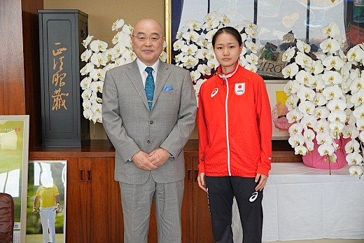 千葉学長と岡崎さん（右）