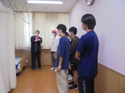 認知症専門棟の二人部屋の居室にお邪魔しました
