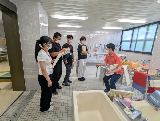 利用者様の身体状況や家庭の浴室に応じた浴槽や用具など支援の実際を説明しています