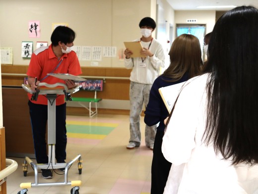 実際に歩行器を使って用途や在宅復帰に向けた支援について説明しています