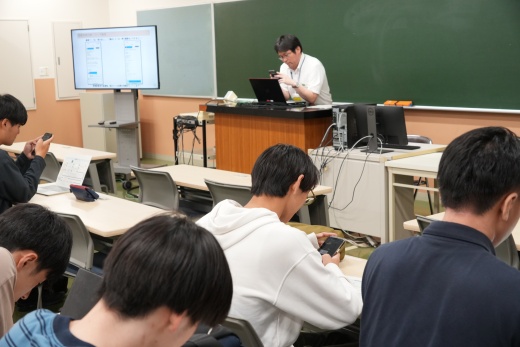 ワード検索の説明をする講師とワード検索する学生