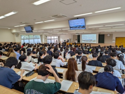 見学期間を終え、久しぶりに教室で実学臨床教育Ⅰの授業を受ける学生
