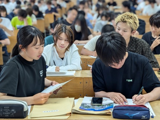 「見学報告書」を見ながら、施設見学の内容や感想などを語り伝えます