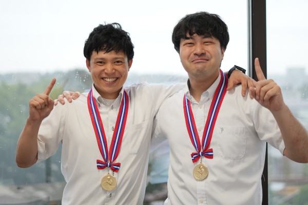 本学職員の須藤さんと田澤さんのダブルスで全国教職員卓球選手権大会にて優勝