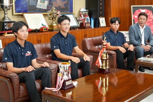 左から主将の小原さん、投手の及川さん、決勝打を打った高山さん、山内純護監督