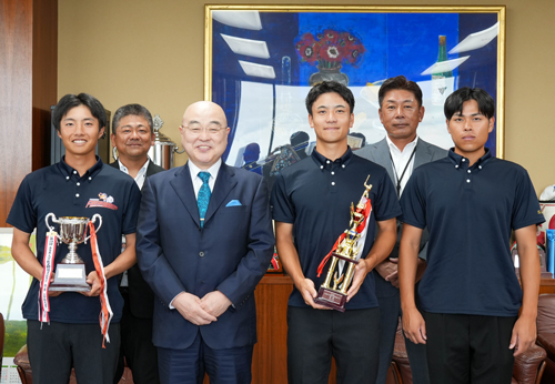 左から小原大知さん、富樫純平コーチ、千葉公慈学長、及川諒也さん、山内純護監督、高山誠匠さん