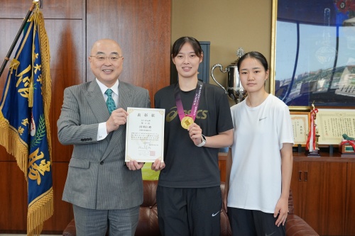 第19回全日本学生テコンドー選手権大会優勝の田 明立さんが学長報告