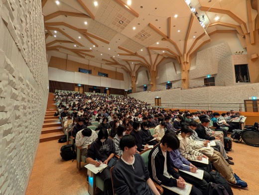 貴重なお話にメモを取りながら耳を傾ける学生