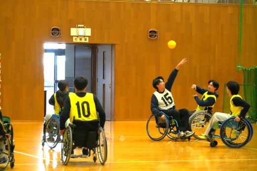 ユニバーサルスポーツを楽しむ大学生(渡辺音々さん撮影)