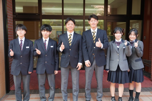 ドラフト指名を受けた櫻井投手と新保内野手と記念撮影(PR課撮影)