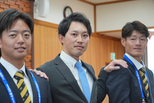 左からドラフト指名を受けた櫻井投手、スカウト担当岡野さん、新保内野手(玉城琉空さん撮影)