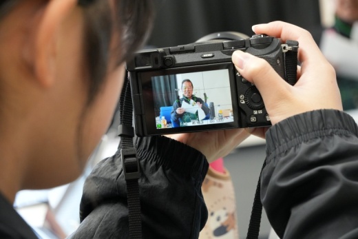 ジョーさんを撮る北川雫夏さん(渡辺音々さん撮影)