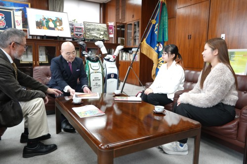 千葉学長へカレンダー制作について説明する学生