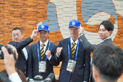 左から堀中スカウト部長、櫻井投手、新保内野手、岡野担当スカウト