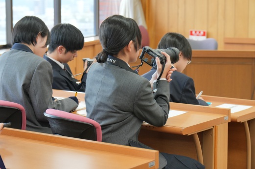 会見に参加する北仙台中学校2年生4名