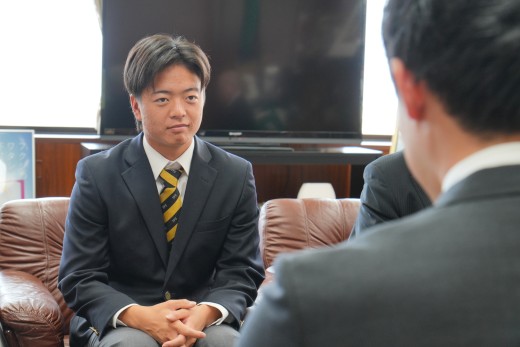 岡野担当スカウトから評価を受ける櫻井投手