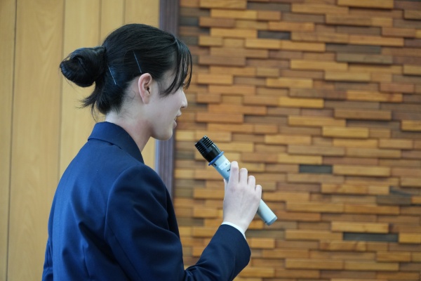 スカウト齋藤さんにインタビューする様子（柴田礼さん撮影）