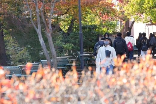 授業合間の大学生（小関諒香さん撮影）