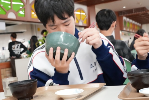 学食をほおばる中学生（小関諒香さん撮影）