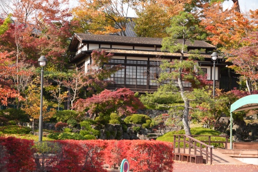 紅葉に包まれる道庵（小池祐伸さん撮影）