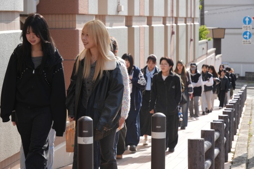 授業に向かう学生さん（菅原歩季さん撮影）