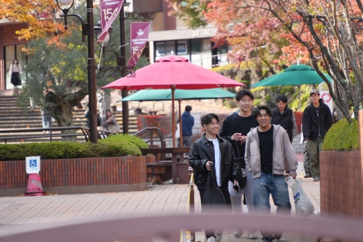 秋の素敵な風景と楽しそうな学生（菅原歩季さん撮影）