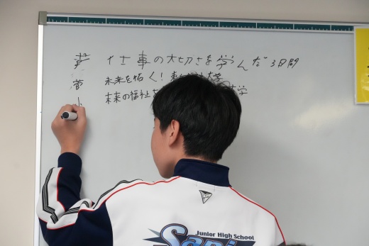 話し合ってHPのタイトルを決めました（柴田礼さん撮影）