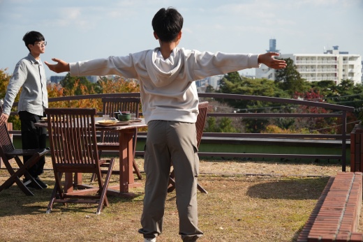 学食「風土」で食後の体操（小畑政輝さん撮影）