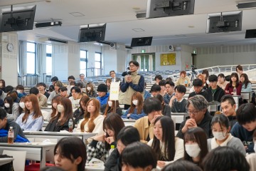 真剣な眼差しで聴講する学生たち