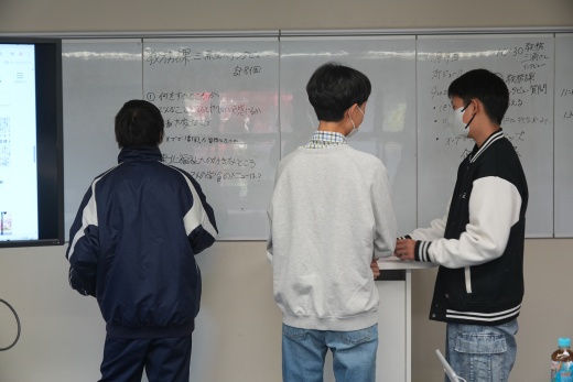 教務課の三浦さんへの質問をどうするか相談中（遠藤雅直さん撮影）