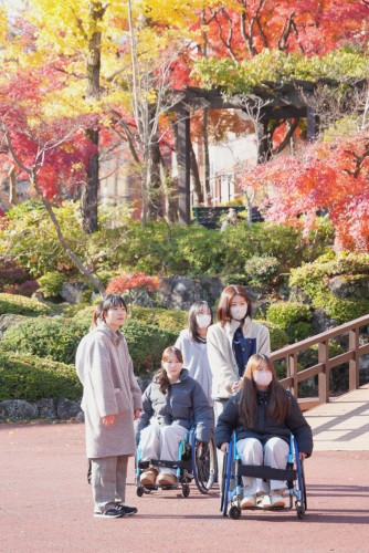 秋晴れの空の下で車椅子体験の授業を受ける学生さん（遠藤雅直さん撮影）
