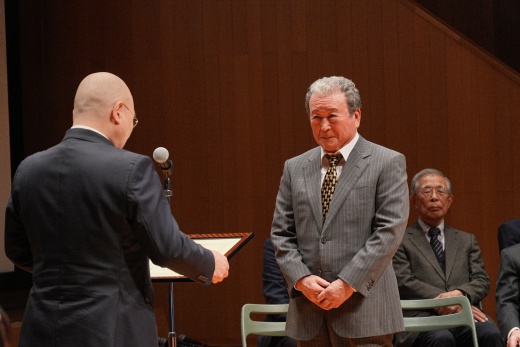 大竹榮様への感謝状贈呈　永く体育会にご尽力いただき有難うございました