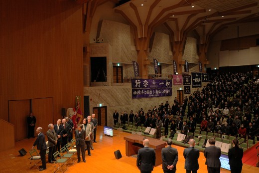 卒業生・現役学生による校歌斉唱