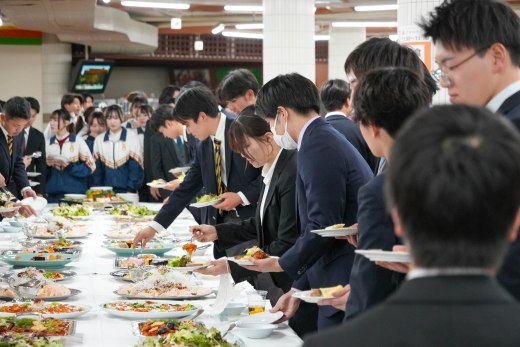 美味しい料理が並び現役学生は大喜び