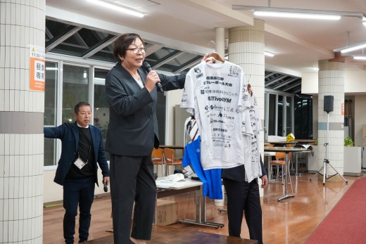 じゃんけん大会では本学レジェンドのサイン入りグッツをかけて白熱の戦い