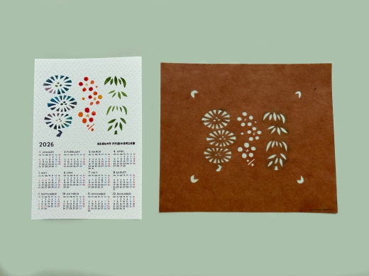 型紙（右）を使って染めたミニカレンダー