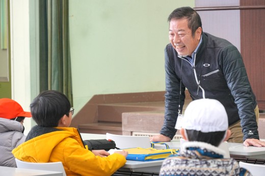 大教室で質問をする小学2年生