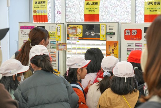 学食のメニューや券売機で大学生活を想像