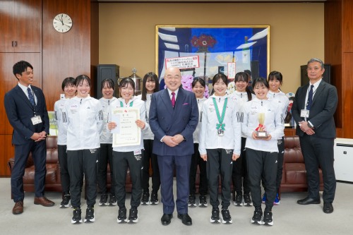 【学長報告】2025富士山女子駅伝　2位の大活躍を報告（本学女子陸上競技部）