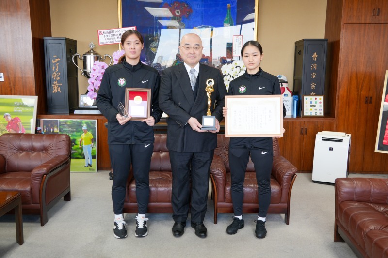 左から田 明立さん、千葉公慈学長、岡崎陽向さん