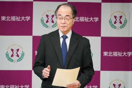 挨拶する阿部副学長