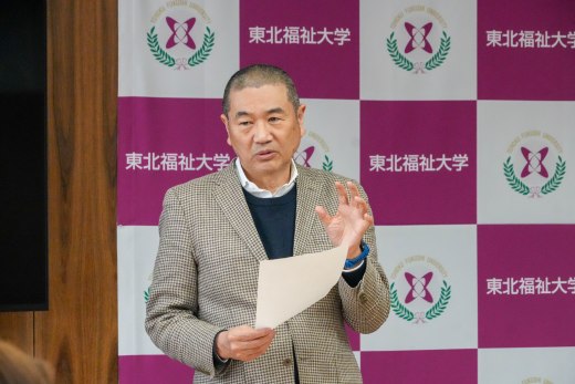 講評する斉藤仙邦審査委員長