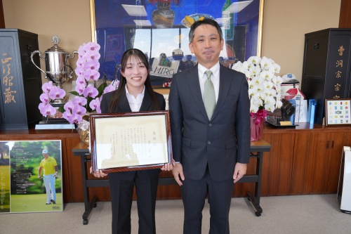 藤井 玄所長から表彰を受けた浅野美華さん（左）