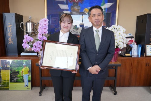 藤井 玄所長から表彰を受けた齋藤美咲さん（左）