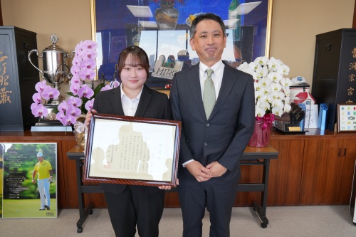 藤井 玄所長から表彰を受けた大橋和奏さん（左）