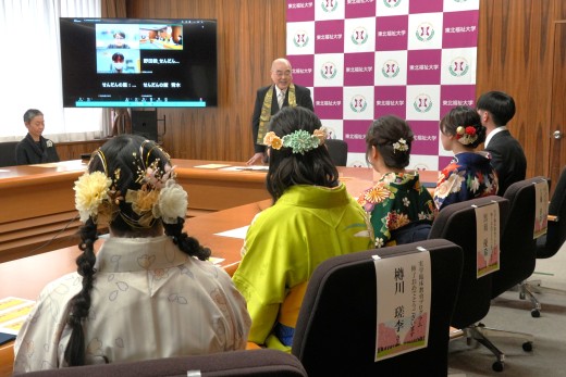 「お祝いのことば」をいただく修了生