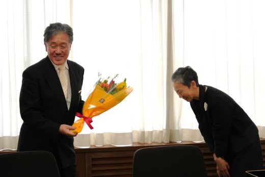 ご退職なさる大島巌副学長に御礼の花束贈呈